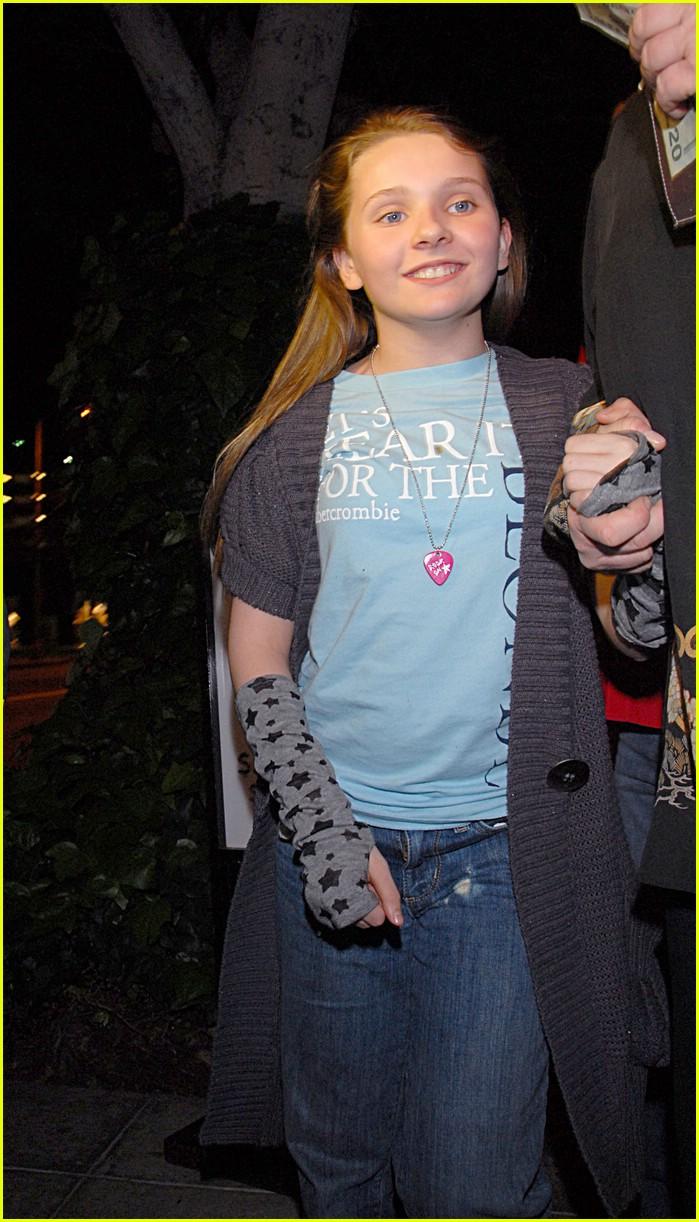 abigail-breslin-monkey-shoes-04.jpg