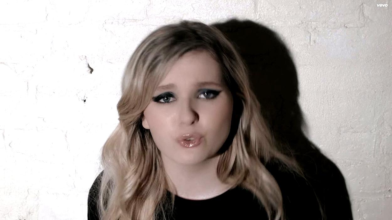 abigailbreslin-yousuck-00235.jpg