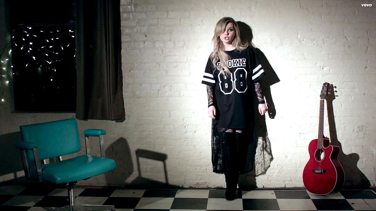 abigailbreslin-yousuck-00357.jpg