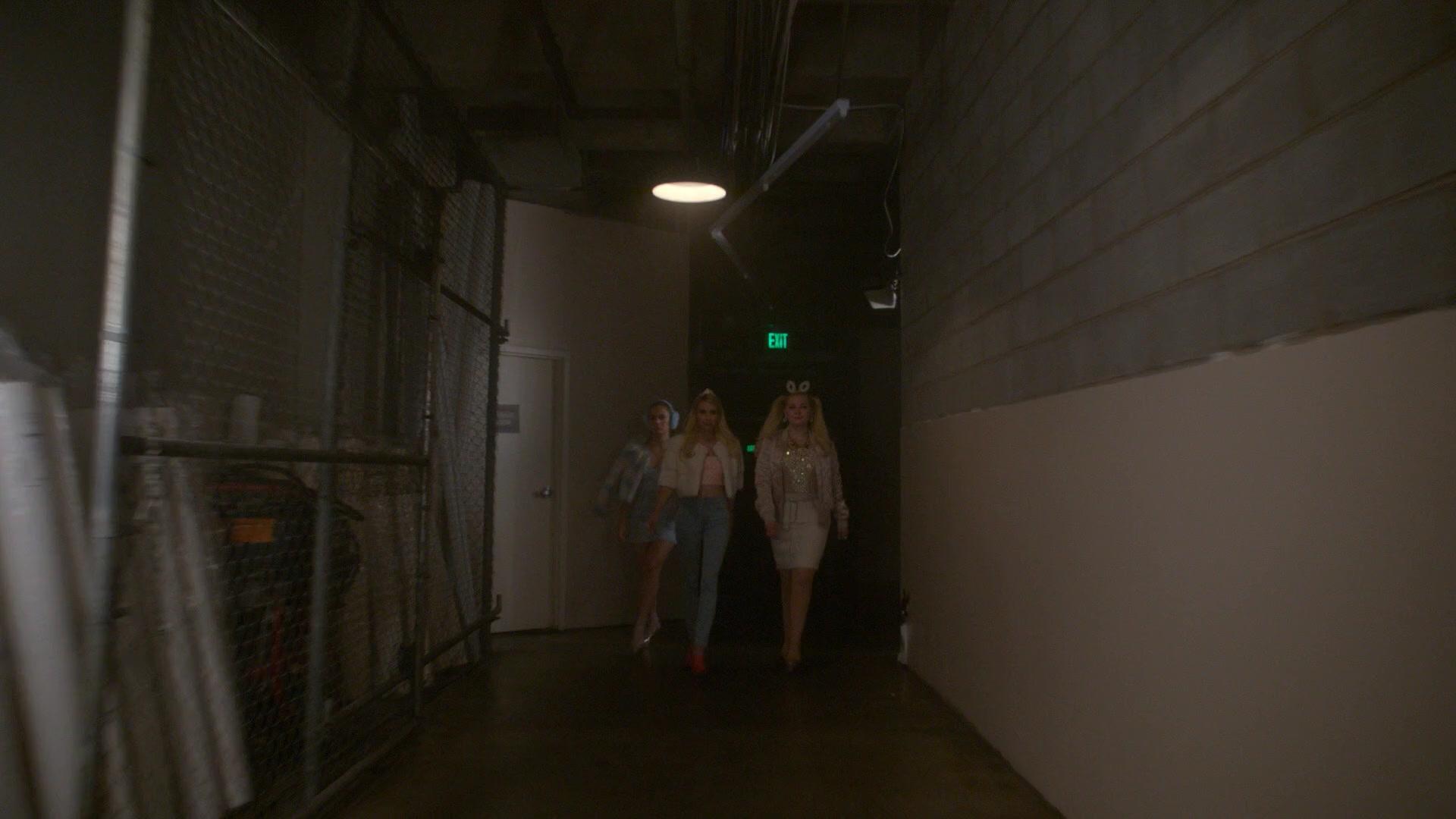 Scream_Queens_2016_S02E01_1080p_3060.jpg