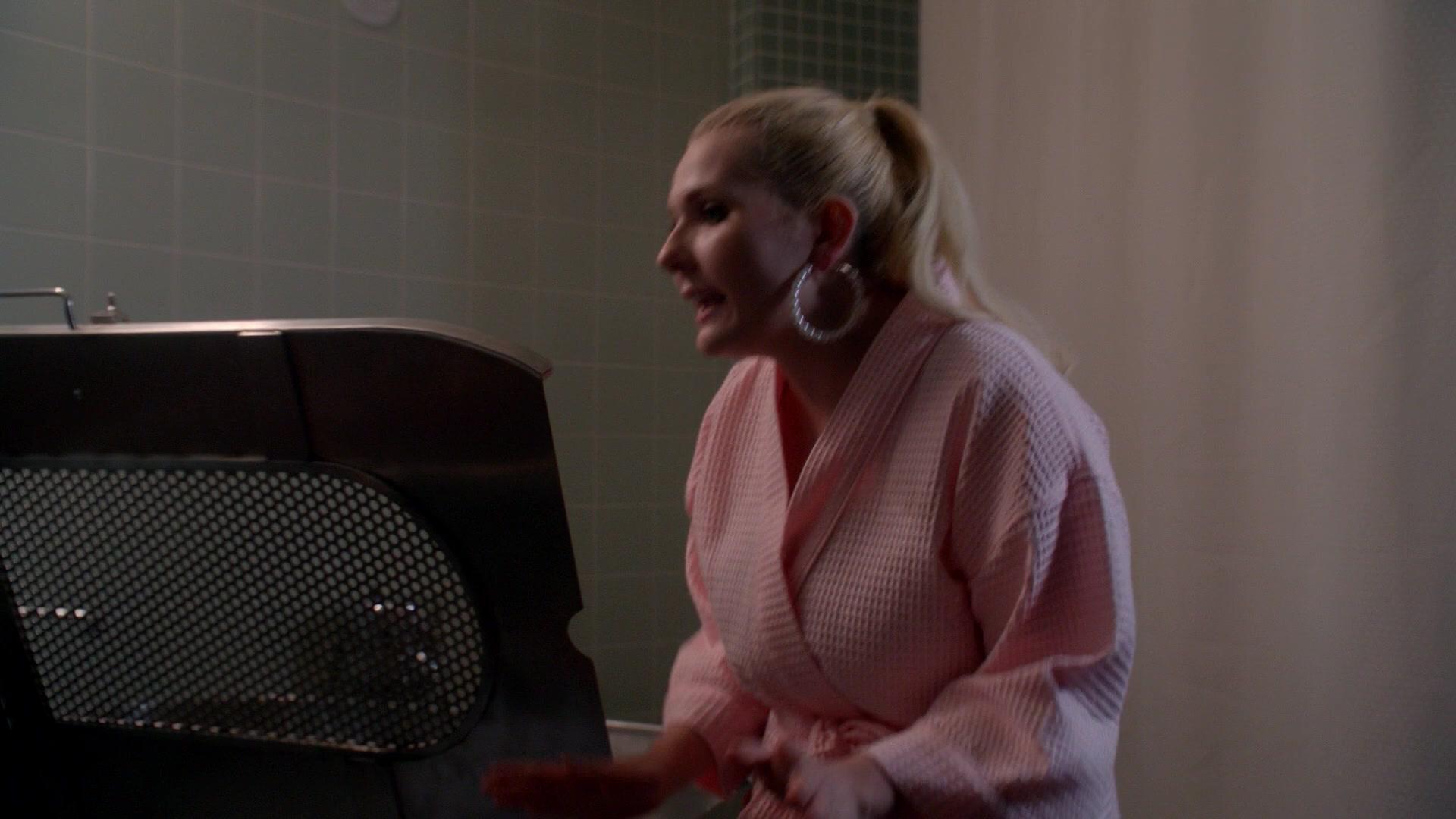 Scream_Queens_2016_S02E01_1080p_5571.jpg
