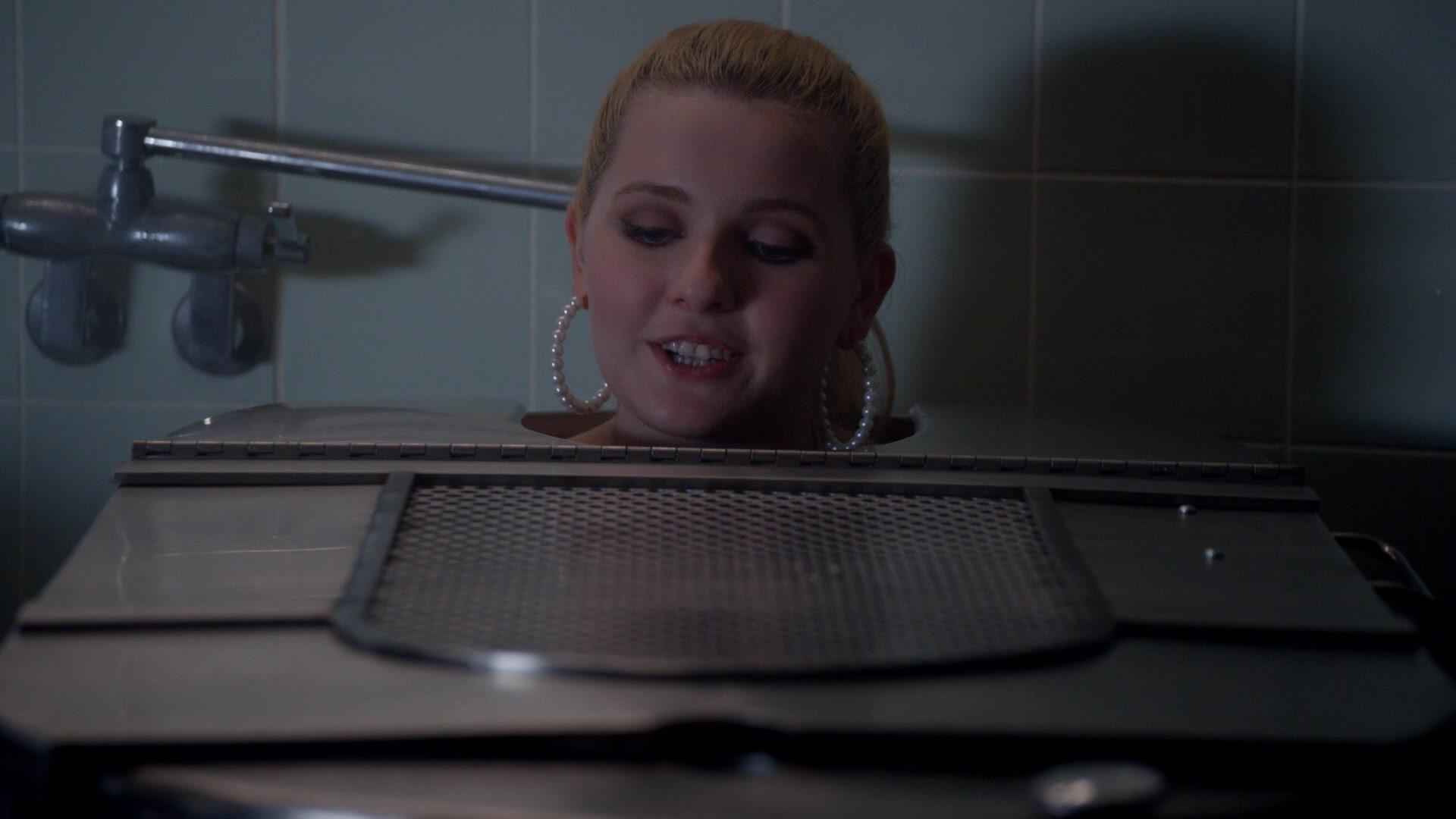 Scream_Queens_2016_S02E01_1080p_5681.jpg